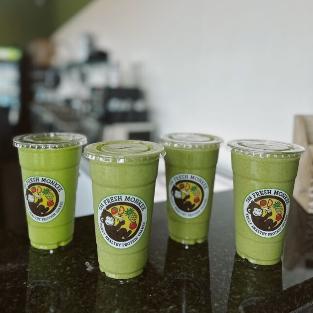 When life gives you lemons, add them to your green shakes 🤪

Ultimate Green:
💦pom juice & water
🌱 chia & flax seeds
🍃spinach 
🍏 green apple 
🥒 cucumber 
🍍pineapple 
🍌 banana
🍋 lemon
🫚 ginger