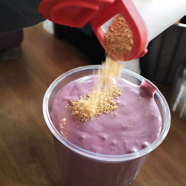 The finishing touch your shake deserves!✨

#ProteinShake #HealthyChoices #NutritionBoost #TheFreshMonkee