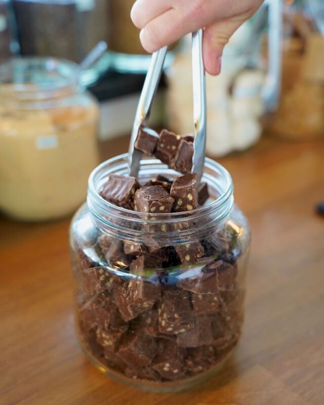 Why choose between dessert and protein? Add a brownie protein bar and thank us later!🍫😉

#BrownieProteinBar #NutritionGoals #FitnessFuel #HealthyTreats #TheFreshMonkee