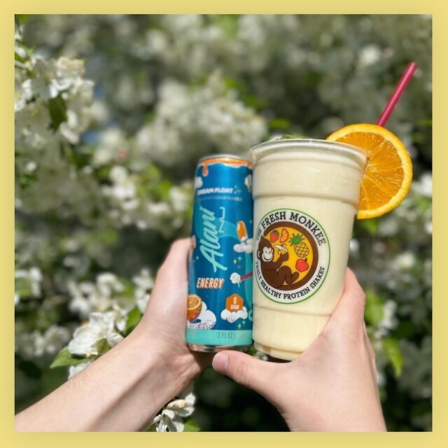 Orange Cream with a side of Dream Float @alaninutrition 🍊🧡🌼 

made with a splash of OJ, milk of your choice, vanilla protein & fresh orange 

#smoothies #shakes #smoothie #shake #juicebar #proteinshakes #healthyshakes #wheyprotein #plantbasedprotein #veganprotein #cleaneating #proteinsmoothies #highprotein #proteinsupplements #supplements